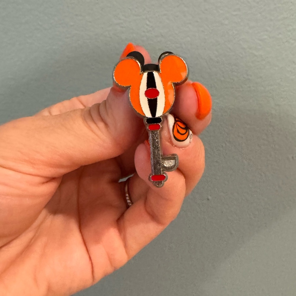 3 Pins/$35 Disney Pins - Key Collection Dale Chipmunk Limited Release Pin 2013